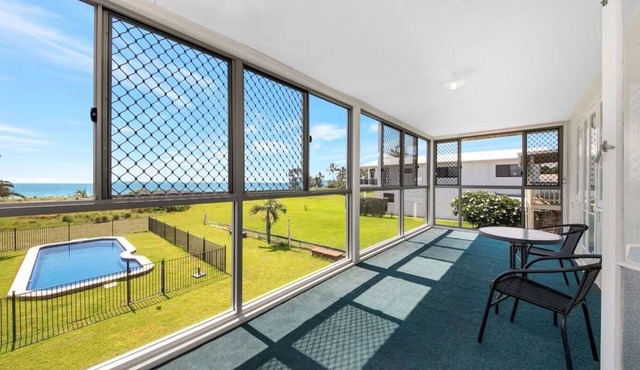 ABSOLUTE BEACHFRONT WITH A POOL in Yeppoon