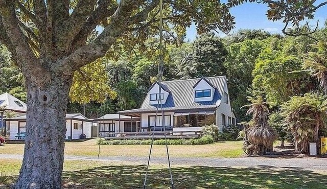 Absolute Lakefront Favourite - Holiday Home