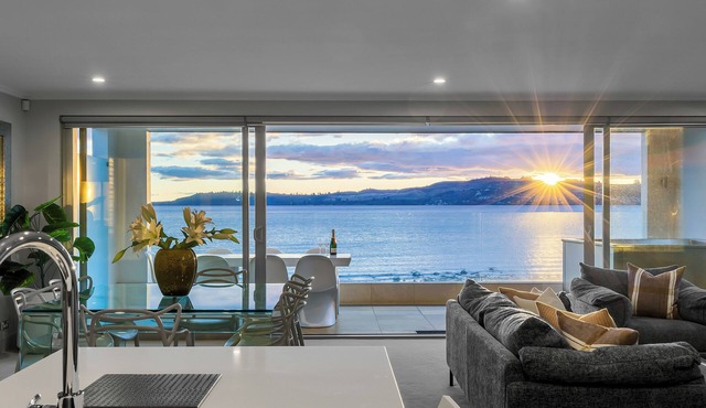 Absolute Lakefront - Views, Spa, Pool and Gym