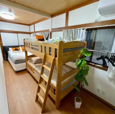 AiES Kita-Senju, 1st floor, 8-minute walk from Kita-Senju Station, direct access to Tokyo Skytree, Asakusa, Akihabara, Ueno, Ginza, Roppongi, Shibuya, 3 beds, maximum occupancy 4 people, 40 square meters with Kitchen appliances