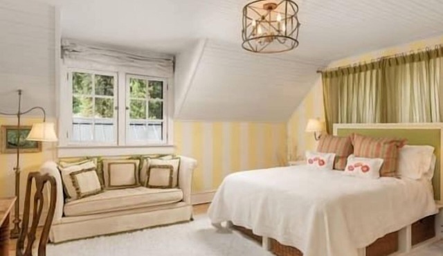 Amazing 6 Bedroom Home, West End, Hot Tub, Patio!