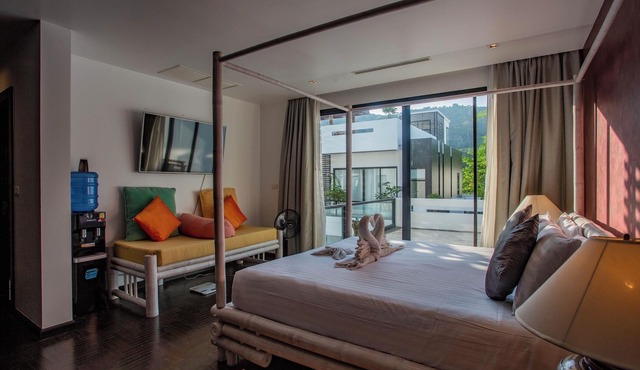 Amazing villa in Nai Harn with jacuzzi and pool. 10 minutes to the beach