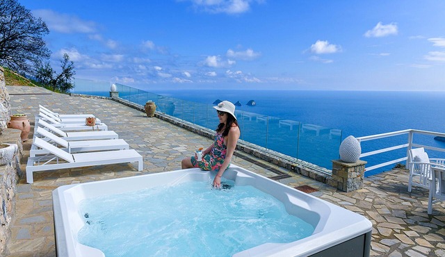AMORE RENTALS - Villa Lantana. Silence, Nature & Panoramic Hot Tub