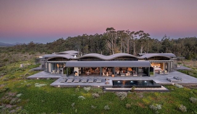 An exclusive retreat on the water's edge in a 160-hectare Fynbos wilderness.