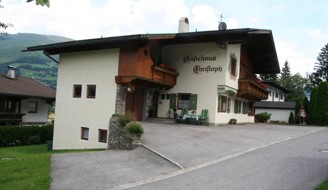 Apartment “Gästehaus Christoph” with Mountain View, Balcony and Wi-Fi