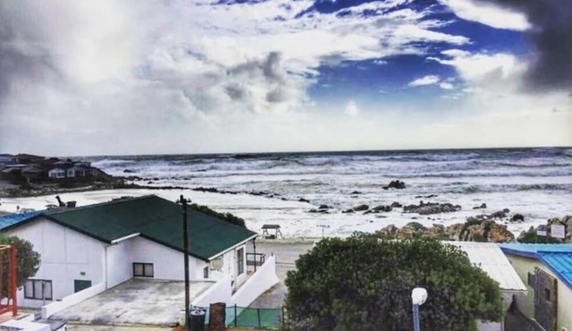 Apt on Beach front, Modern 2BR Solar, 50m to beach in Strandfontein