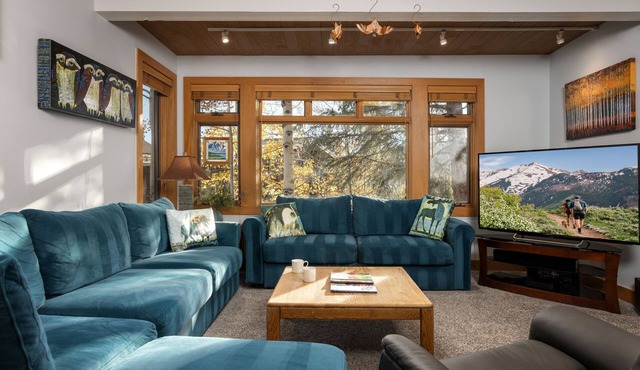 Aspenwood L14 - Walk to Slopes | Cozy Mountain + Hot Tub