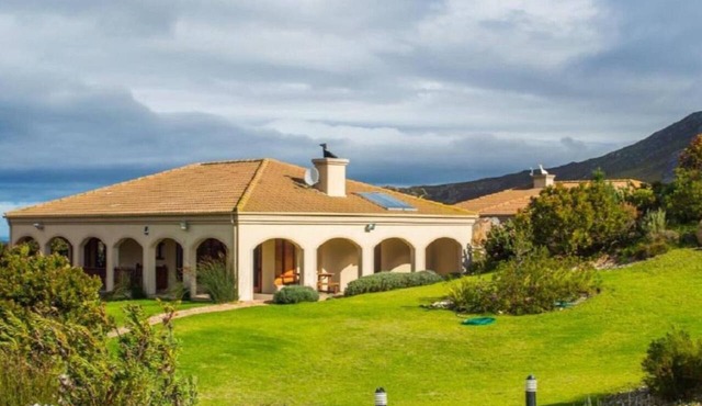 Barton Plover Villa near Hermanus - Pool & Hot Tub