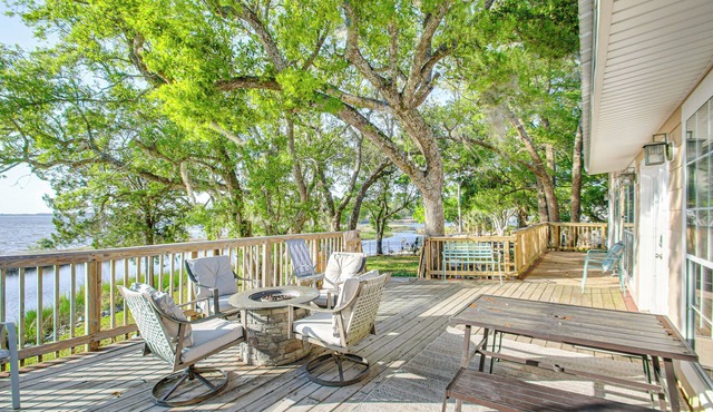 Bayfront Haven: Group Getaway in Milton! in Milton