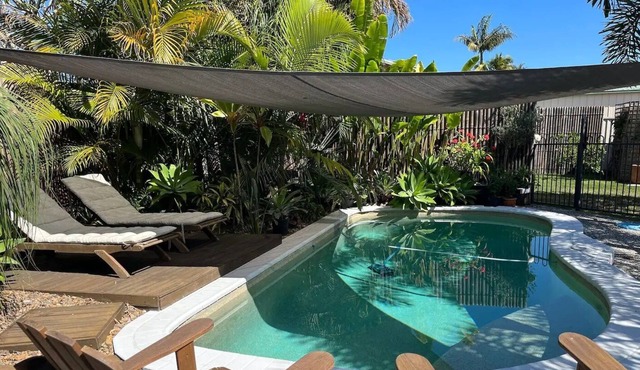 Beautiful 3 bed home, tropical pool and garden, Sandstone Point. Dog Friendly!