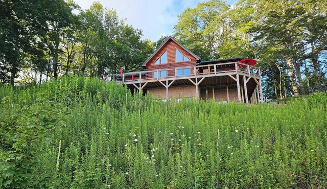Beautiful 5-bedroom log cabin with spectacular mountain views.