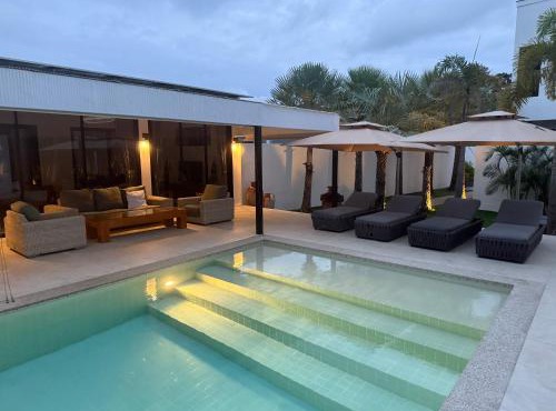 Beautiful private 4 bedroom villa with pool and gym