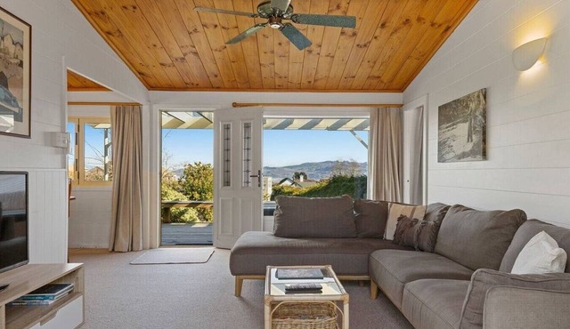 Bellbird Cottage - private large section, with lake and mountain views. Perfect escape to relax