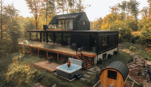 Bläk Kabin | Ski Mont Tremblant, Sauna, Hot Tub & Yoga in La Conception