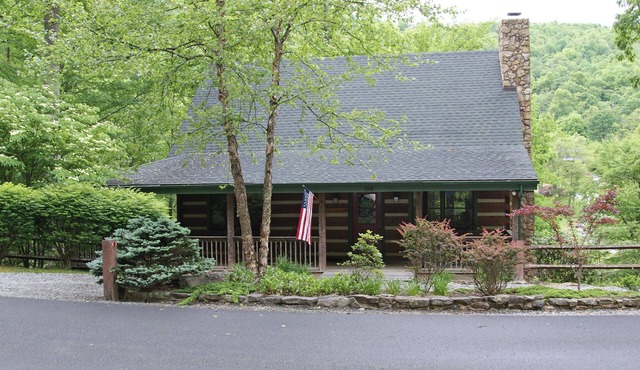 Book your Summer getaway now! Firepit. Pond view.