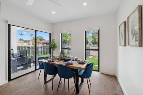 Brand New Modern 4BR House with Parking Yard Mall and Park