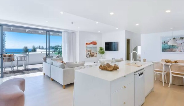 Burleigh Bliss- Luxury 2 level, 3 Bedroom Penthouse, sweeping Ocean views.