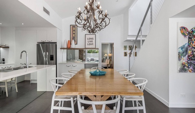 Byron Marvel - Luxury Byron Bay Penthouse Holiday Rental with Balcony, 4 Bedrooms,