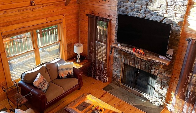 Cabin log home w view, hot tub, game room. Community pool 4 bedroom Sleeps 10-12