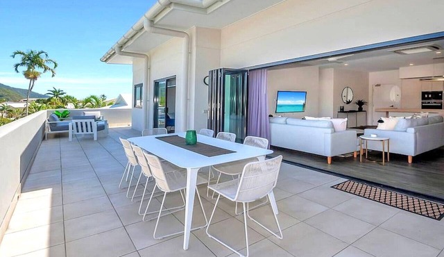 Cairns North 4-Bed with Outdoor Dining & Pool