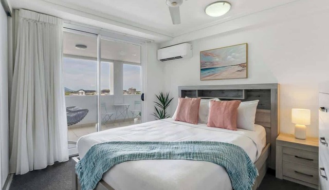 Cairns Sky—A Central Resort-style Retreat