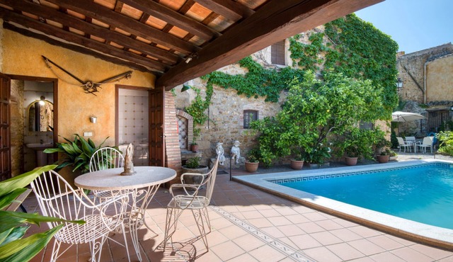 CANAPOST: 16th century farmhouse with private pool in Peratallada