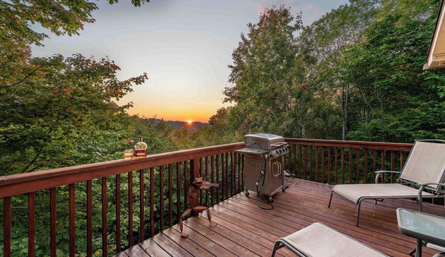 Casa Bella -Sleeps 10 -Hot Tub + Fireplace- EV Charger - 5 Min to Ski Resort