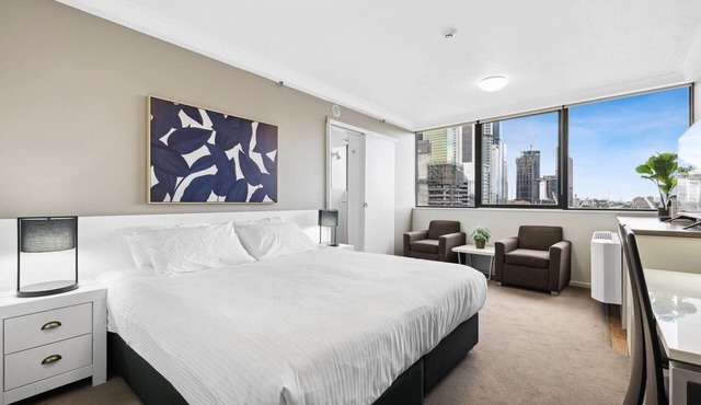 Central Brisbane Studio with Stunning River Views