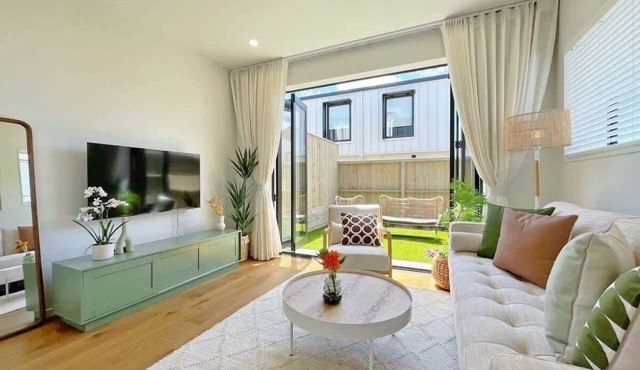 Central Oasis Aircon 2BR vs Backyard near Ponsonby