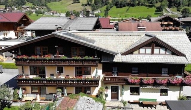 Centrally located holiday apartment + free visit to the swimming pool in summer