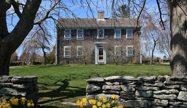 Charming 18th century farmhouse near ocean and artisan shops in Little Compton