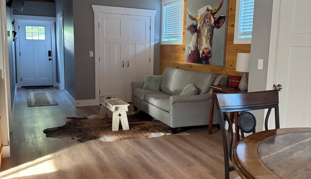 Charming 1Bedroom w/Hot Tub ~ 15 Minutes to Downtown Asheville