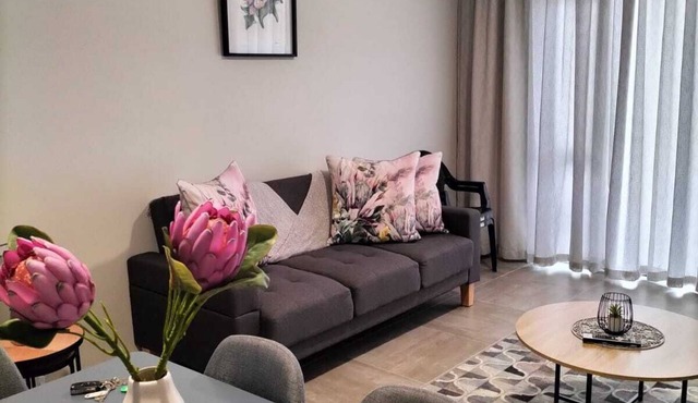 Charming 2-bedroom apartment with an ocean view in lovely Gqeberha Summerstrand