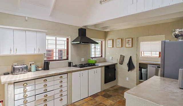 Charming 3-bedroom cottage in quaint Onrus with WiFi, AC