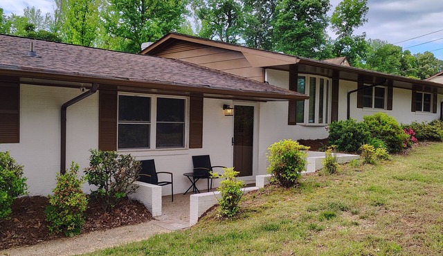 Charming 4-bedroom house with WiFi and AC in fabulous Charlotte