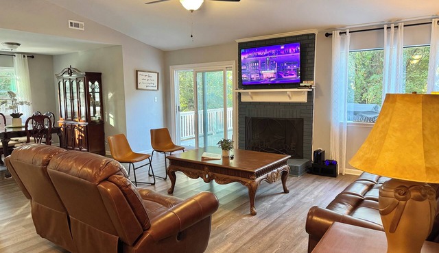 Charming Charlotte Getaway, Quiet Cul-de-Sac, Big Deck, Near Uptown & Airport in Charlotte