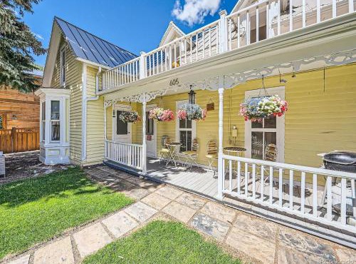 Charming Downtown Apartment in Victorian Home with Mountain Views in Georgetown