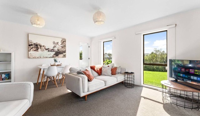 Charming single-level home - just moments from the beach, sun-soaked garden. in Auckland