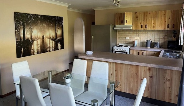 Cheerful 3 bedroom home with lock up parking