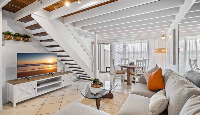 Chic 2-Bed Cabin-Style Home by Mooloolaba Beach in Mooloolaba