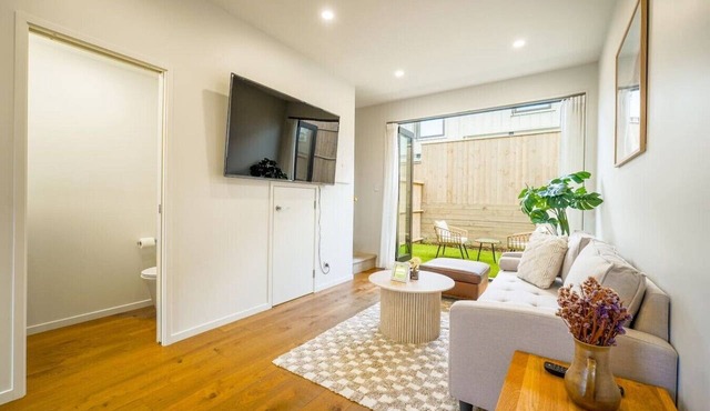 Chic 2-Bedroom Retreat in Grey Lynn Minutes to CBD