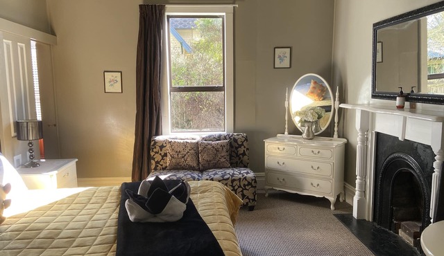 Classic 4 bed 3 bath Villa. Family/pet/group friendly. Fireplace lounge/wifi.