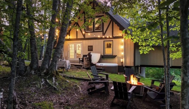 Classy Chalet-Hot Tub-Pets-Close to Slopes!