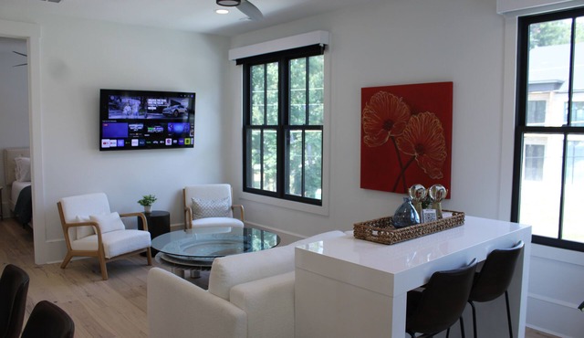 Clean, Stylish 1 Bedroom Apartment - Minutes from Downtown Alpharetta/Avalon