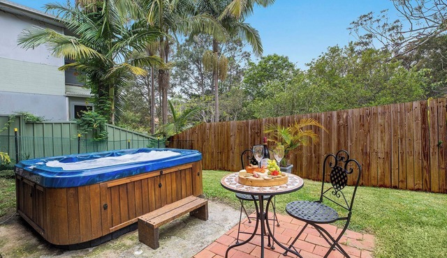 Coastal self-contained unit, with Hot Tub! Pets welcome. 5 min walk to beach!