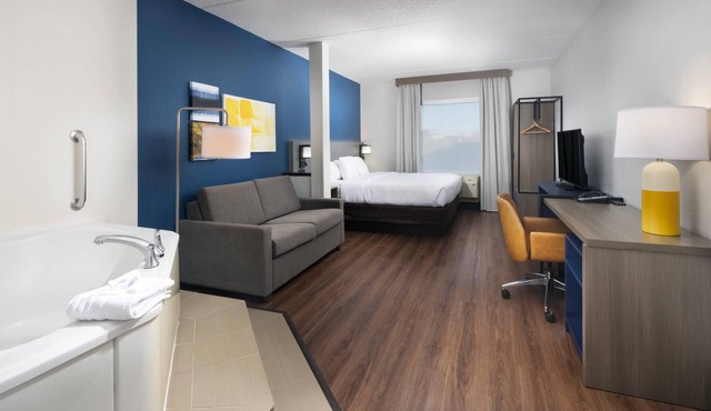 Comfort Suites Outlet Center