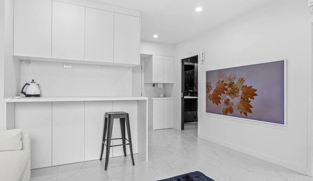Compact Apartment in the Heart of Lighter Quay