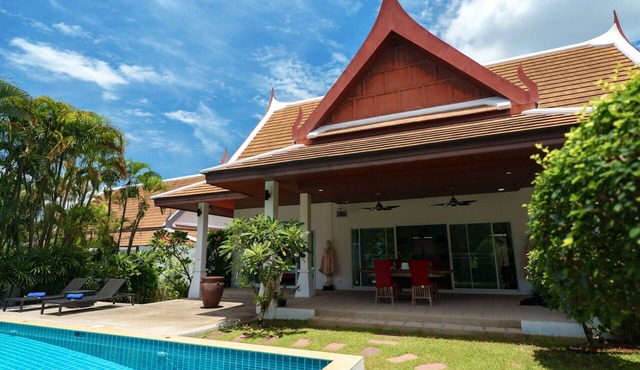 Corton - 2 bedroom villa with private pool near commerce residential area