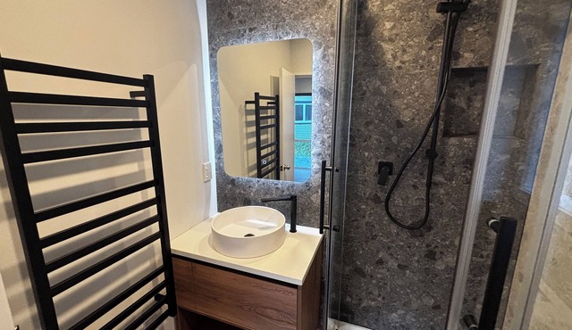 Cosy 2bdrm Apartment: 3-min drive to town/1-min walk to bus stop/walk to lake