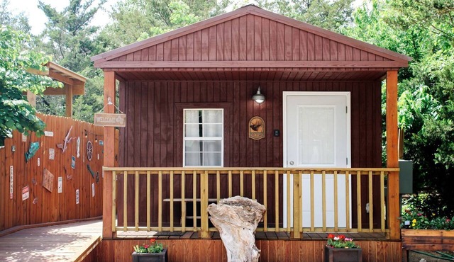 Cozy Accessible Studio Cabin with Fire Pit at Toronto Kansas Lake in Toronto
